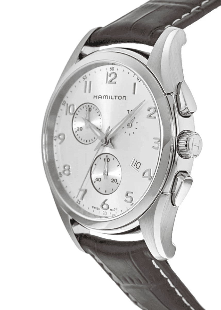 Orologio cronografo argento con quadrante bianco e cinturino in pelle marrone.