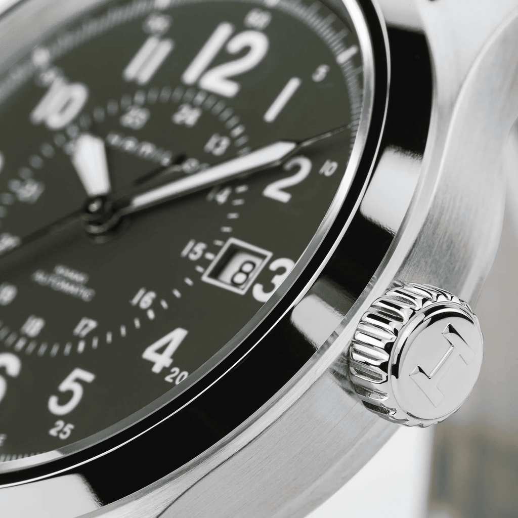 Orologio automatico, vista laterale: corona e cassa in acciaio con quadrante verde scuro