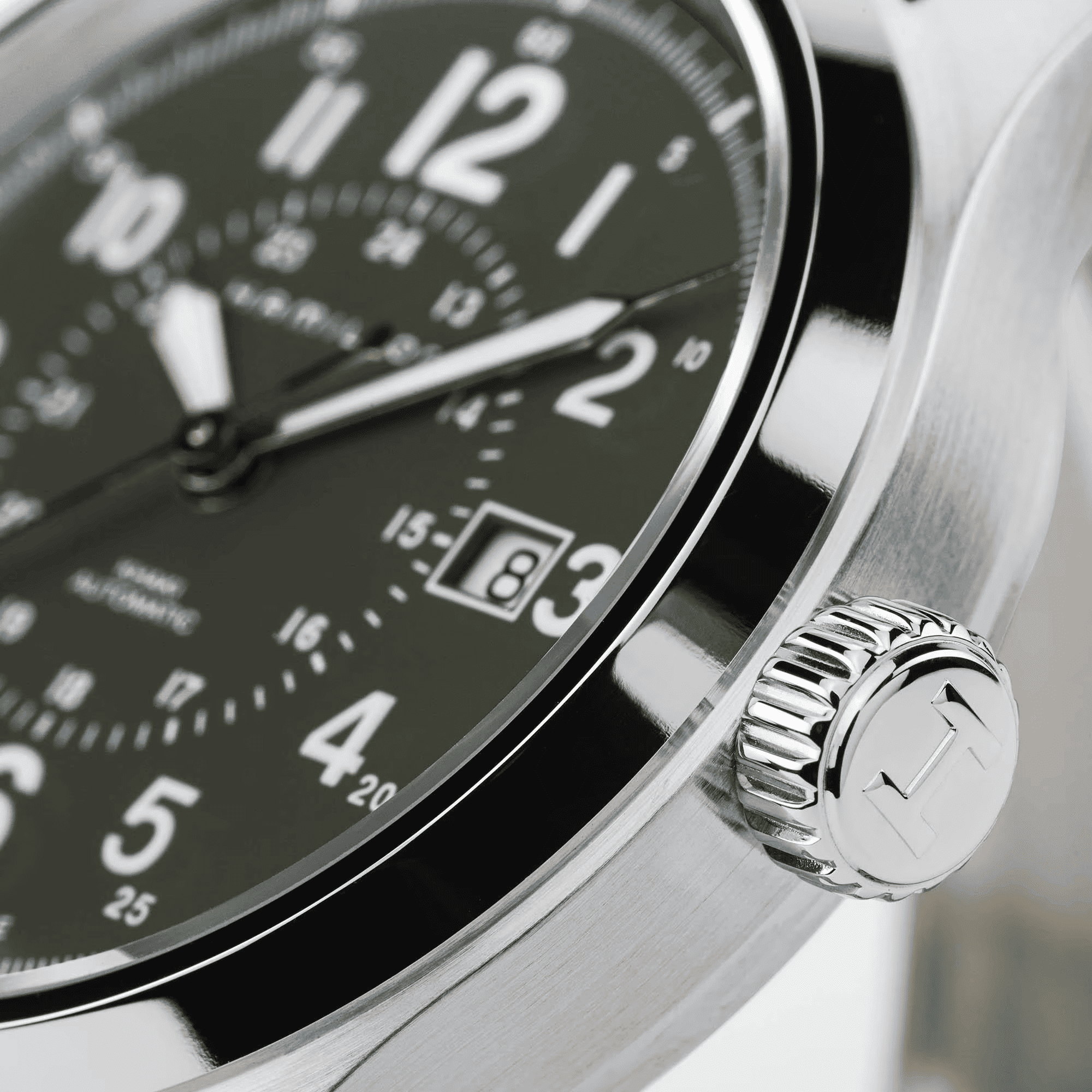 Orologio automatico, vista laterale: corona e cassa in acciaio con quadrante verde scuro