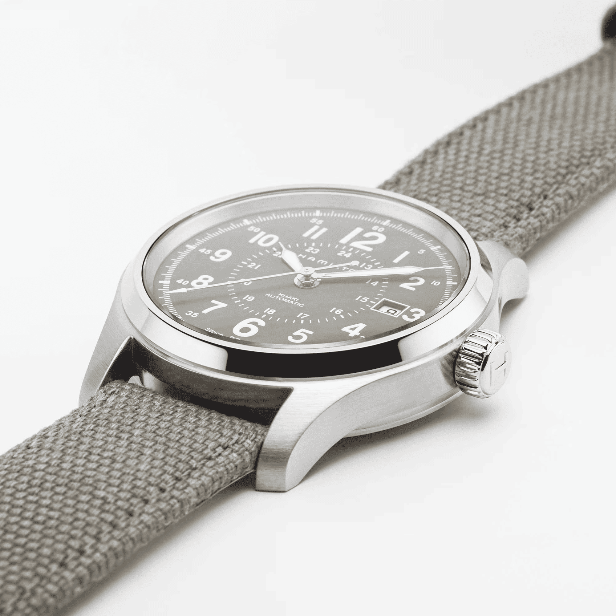 Orologio automatico con quadrante nero e cassa d’acciaio, cinturino canvas grigio.
