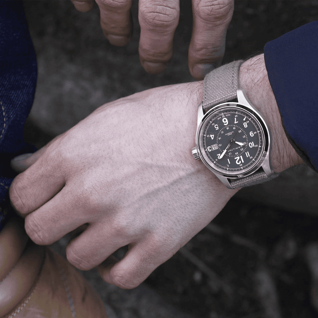 Orologio automatico con cassa in acciaio e quadrante verde scuro, cinturino canvas.