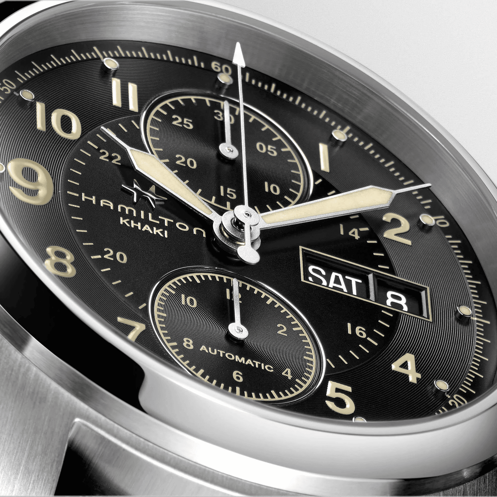 Orologio automatico, quadrante nero con datario "SAT" e indici luminosi, dettaglio