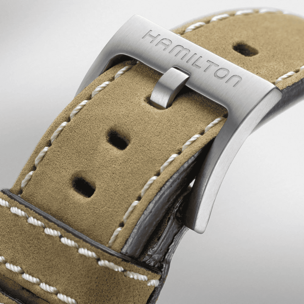 Orologio con cinturino in pelle scamosciata marrone e fibbia in acciaio, dettagli