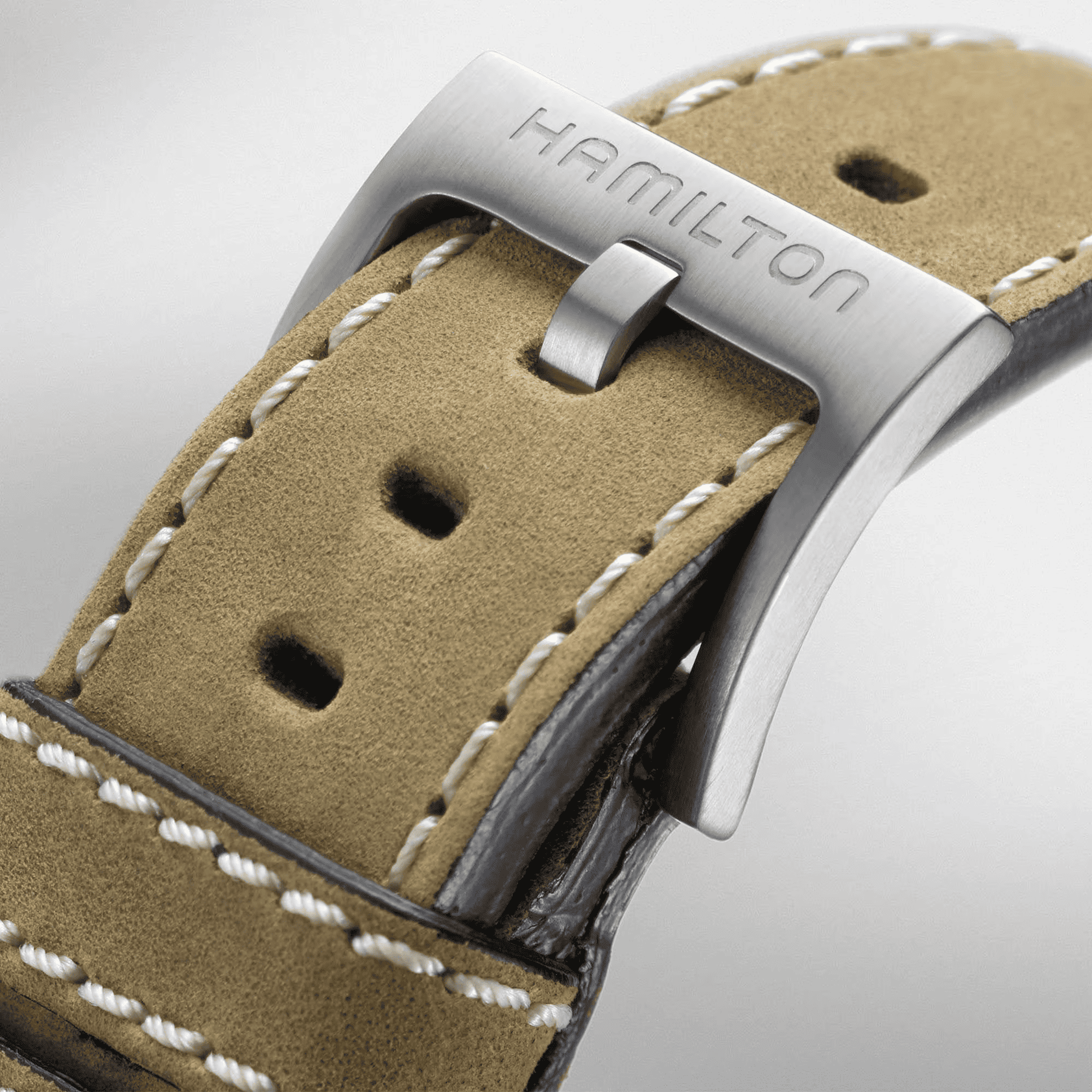 Orologio con cinturino in pelle scamosciata marrone e fibbia in acciaio, dettagli