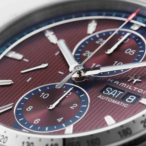 Orologio cronografo automatico, dettagli del quadrante bordeaux con contatori e lancette
