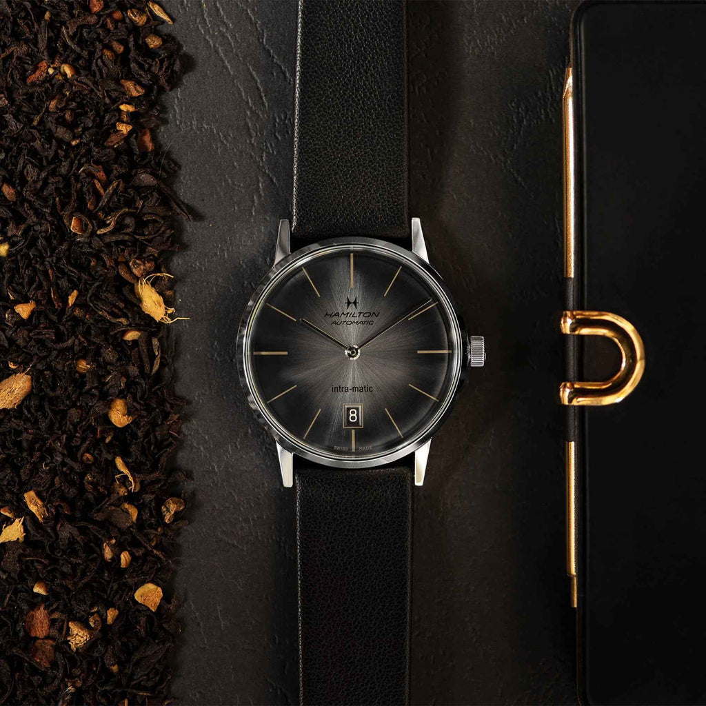 Orologio Hamilton con quadrante scuro e cinturino pelle nero, cassa tonda argento