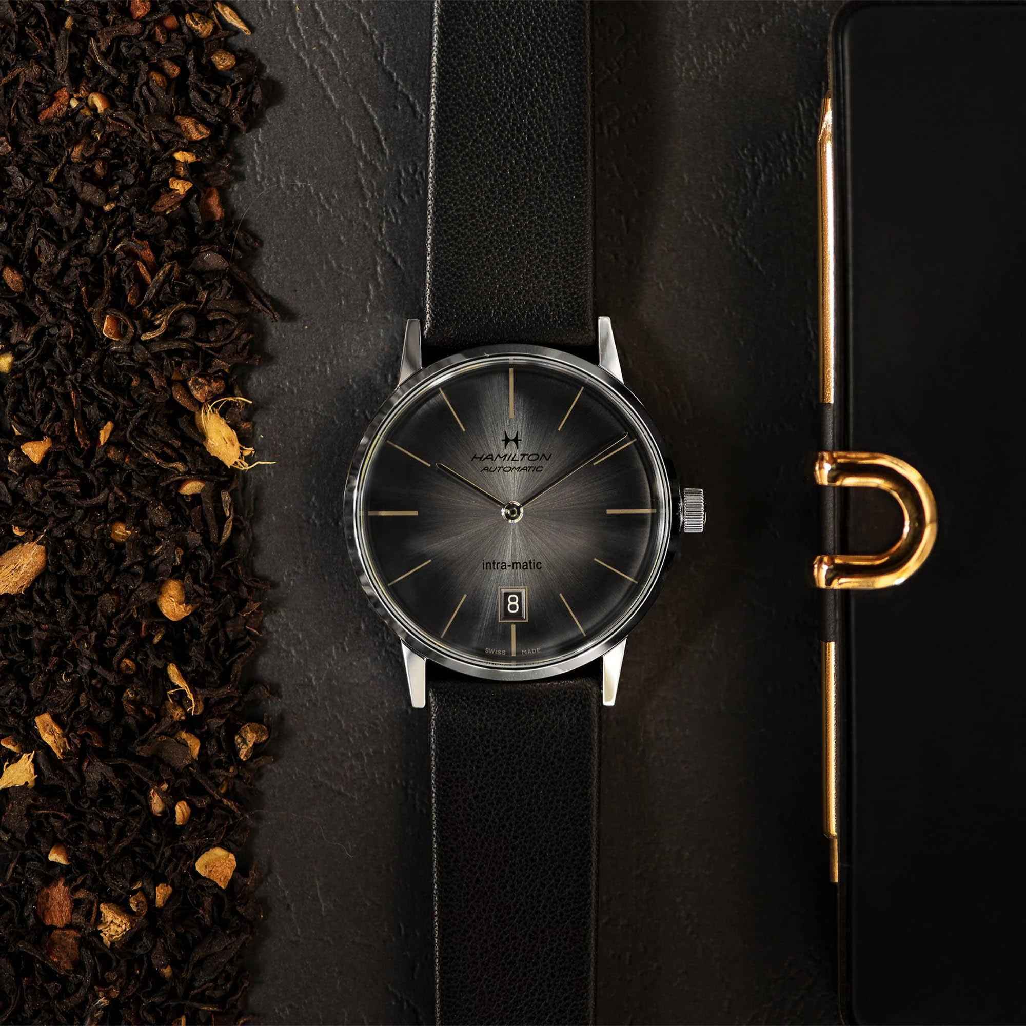 Orologio Hamilton con quadrante scuro e cinturino pelle nero, cassa tonda argento