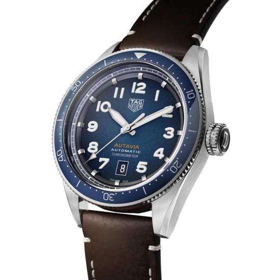 Orologio TAG Heuer Autavia con lunetta blu ceramica e cinturino in pelle marrone