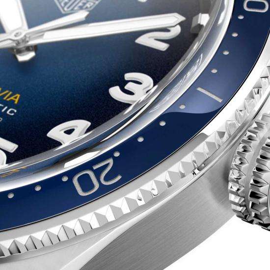 Lunetta blu ceramica con numeri e incisioni, profilo dell’orologio TAG Heuer