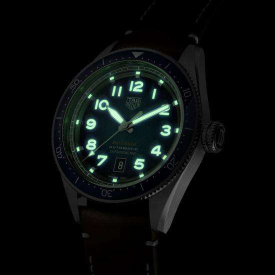 Orologio TAG Heuer Autavia con quadrante blu illuminato verde e cinturino in pelle