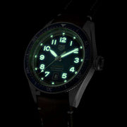 Orologio TAG Heuer Autavia con quadrante blu illuminato verde e cinturino in pelle