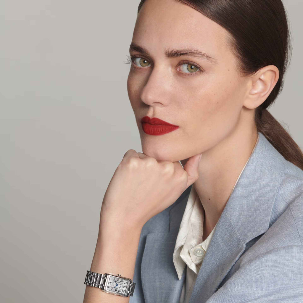 Orologio DolceVita con cinturino metallico argento indossato al polso, quadrante chiaro blu