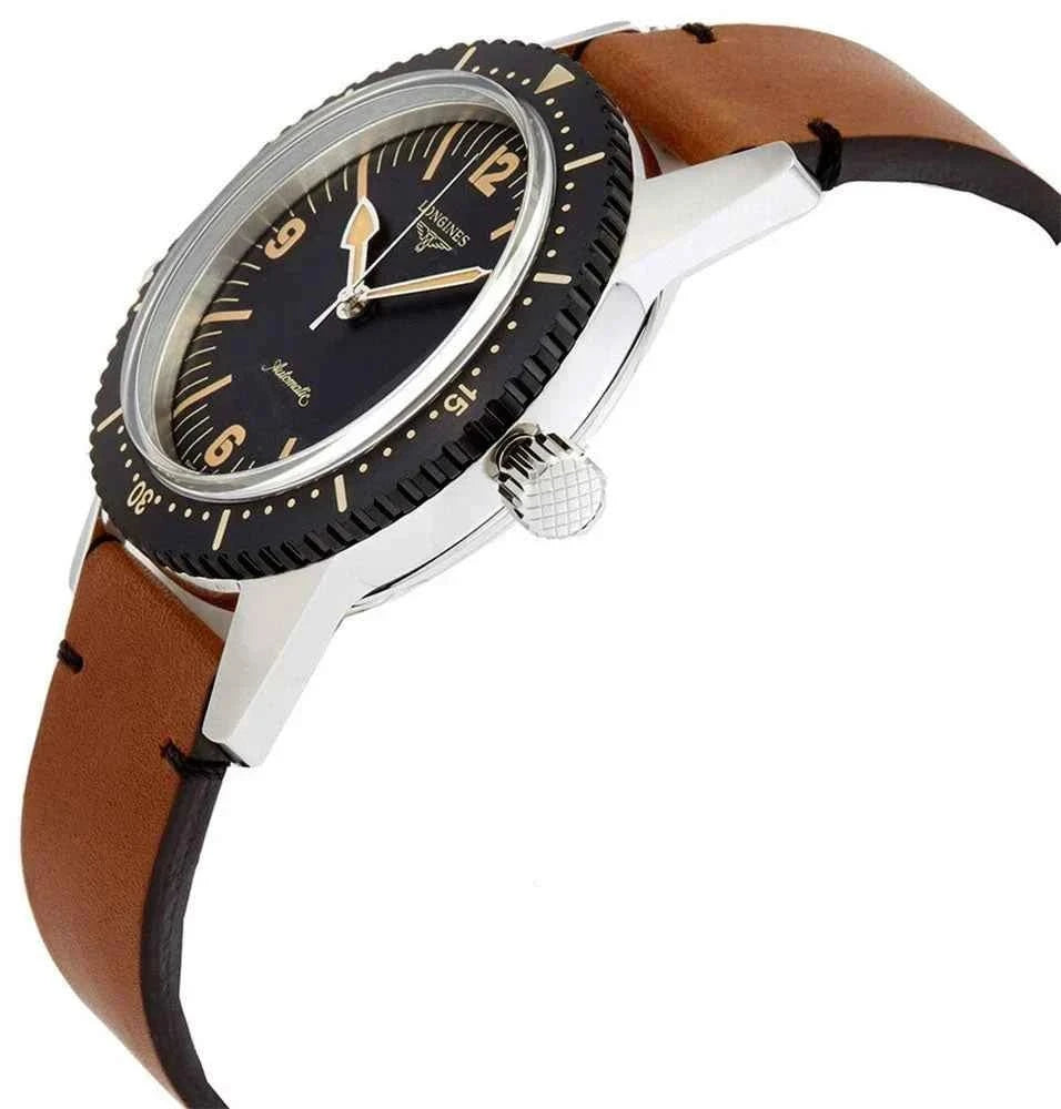 Orologio subacqueo con quadrante nero e cinturino marrone, corona laterale visibile