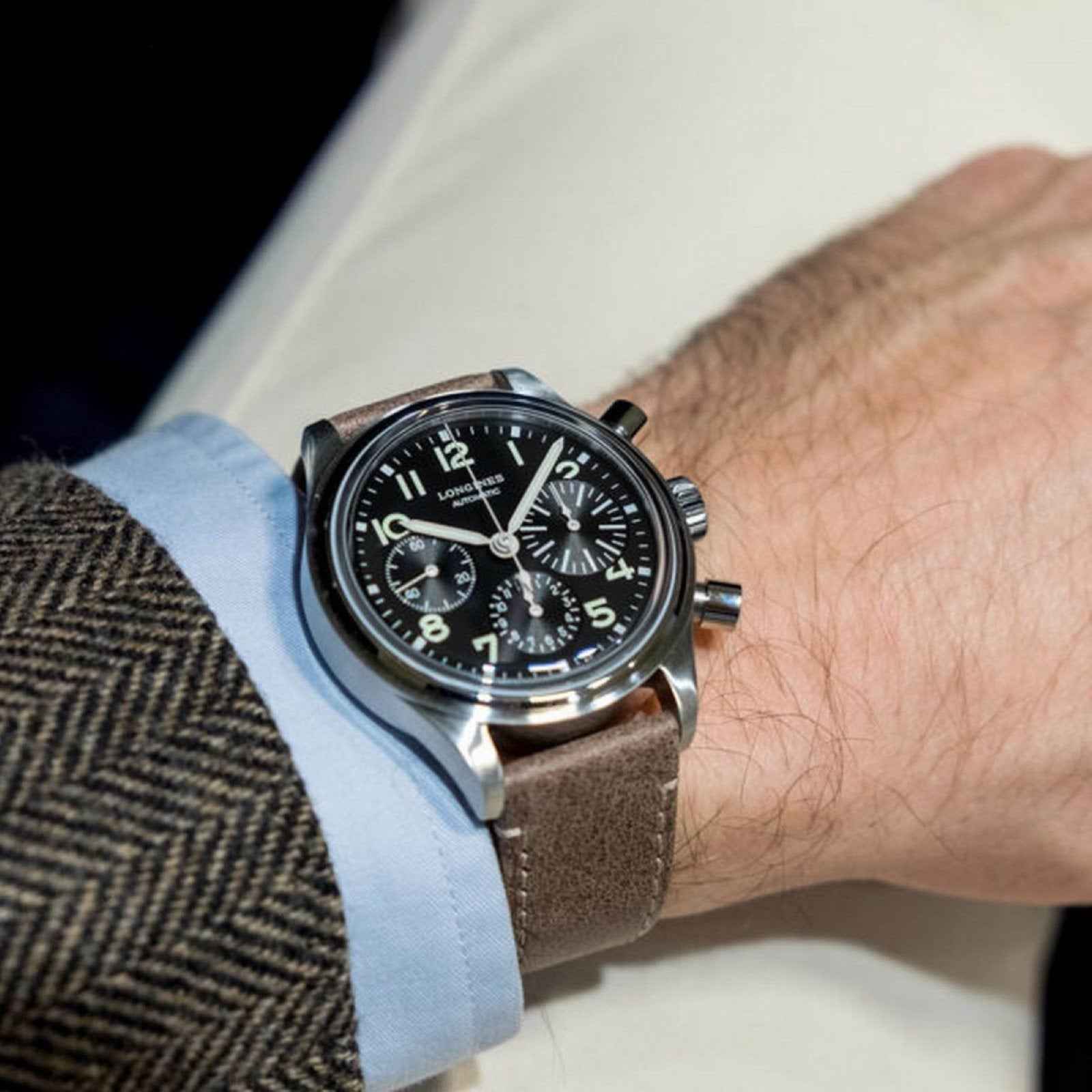 Orologio Longines BigEye al polso con cinturino in pelle marrone e cassa in acciaio