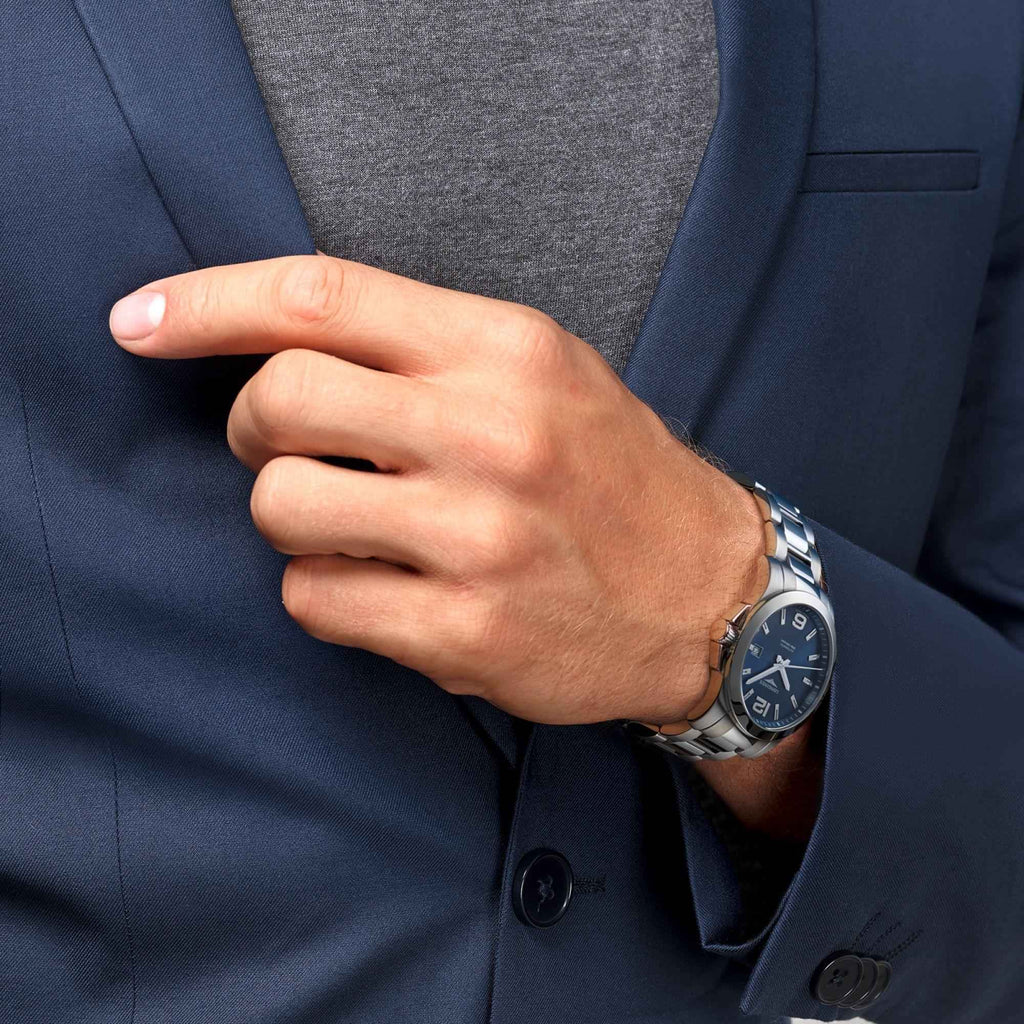 Orologio Longines Conquest 41 mm indossato al polso con abito blu