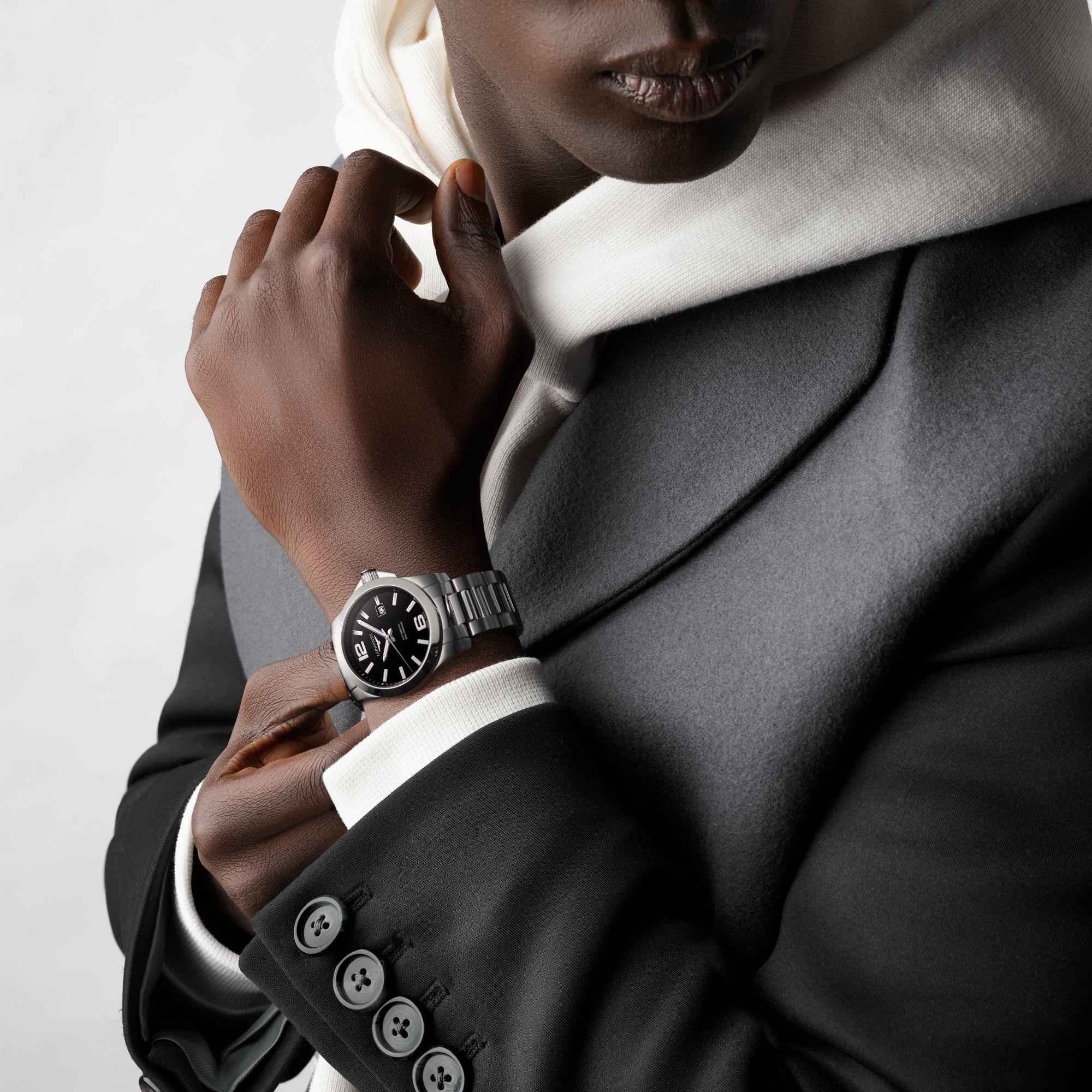Orologio Longines Conquest 41 mm automatico al polso, quadrante nero e cinturino acciaio