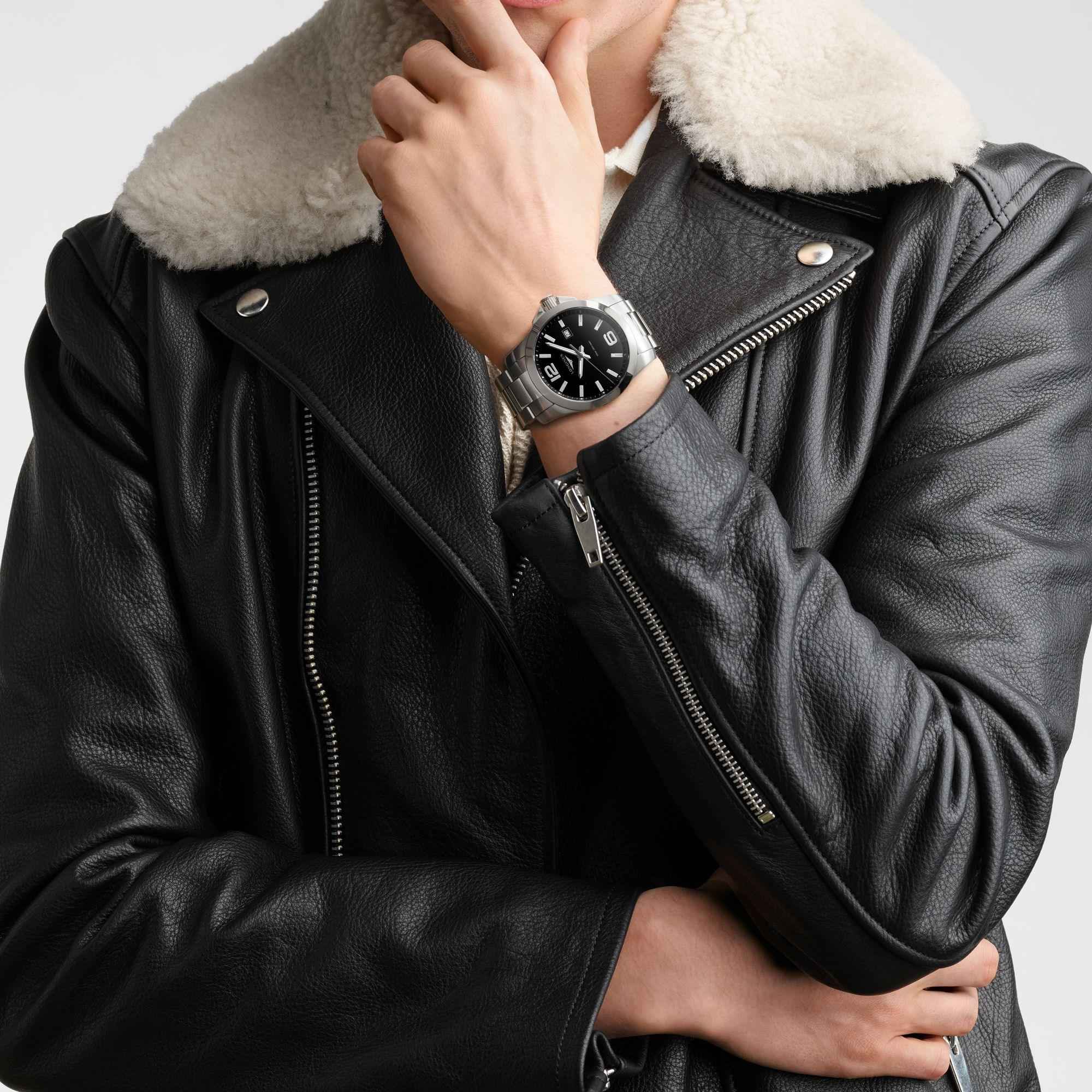 Orologio Longines Conquest 43mm al polso, quadrante nero e bracciale in acciaio