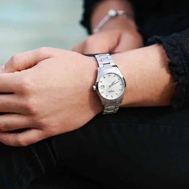 Orologio Longines da polso in acciaio su braccio, quadrante madreperla bianco