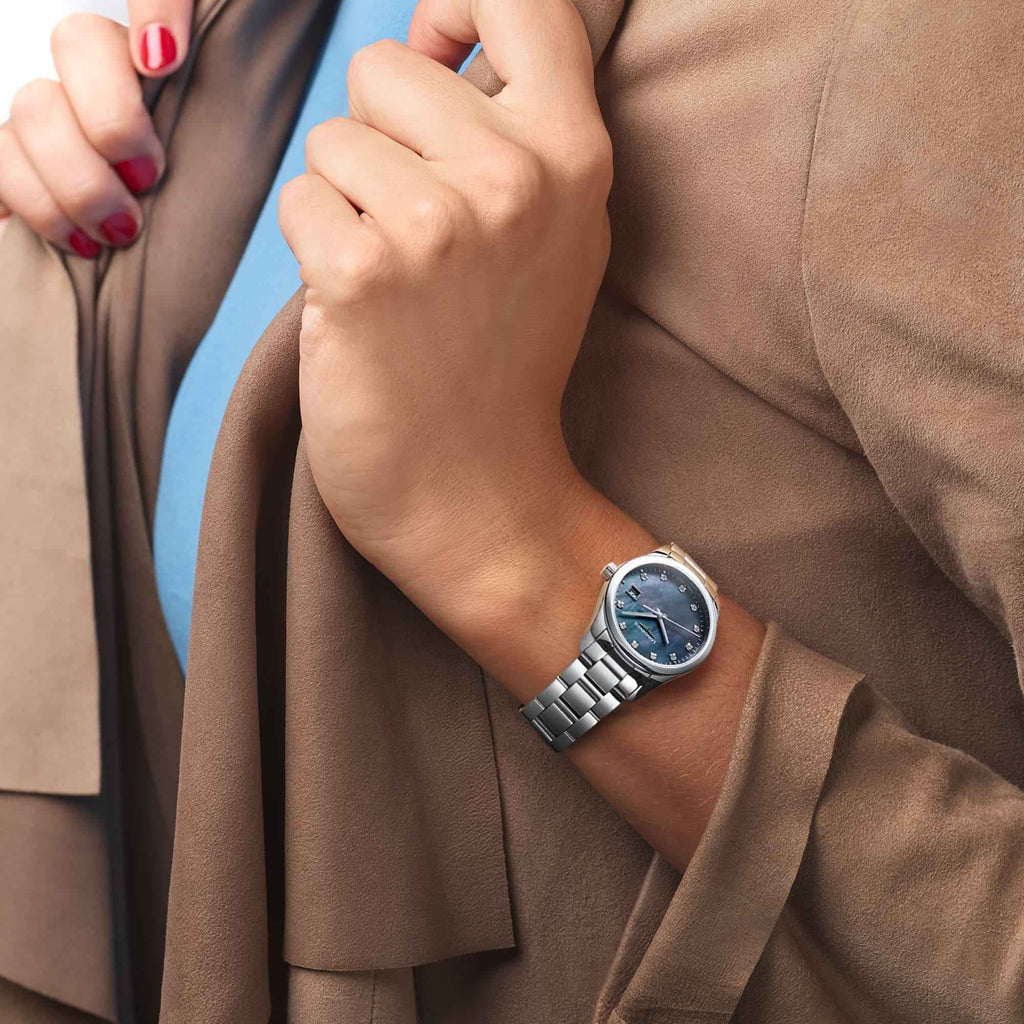 Orologio da polso con bracciale in acciaio indossato, quadrante scuro blu