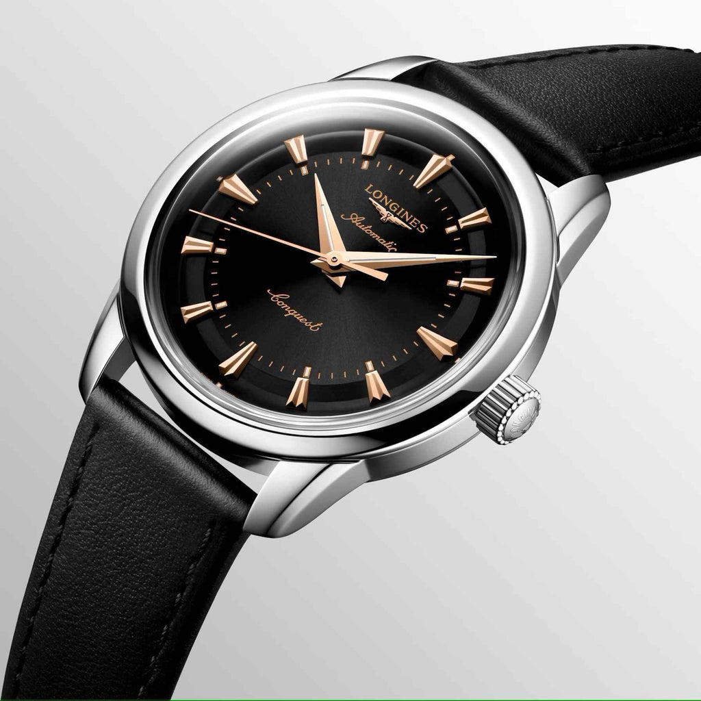 Orologio Conquest: quadrante nero con indici dorati, cassa d’acciaio e cinturino nero