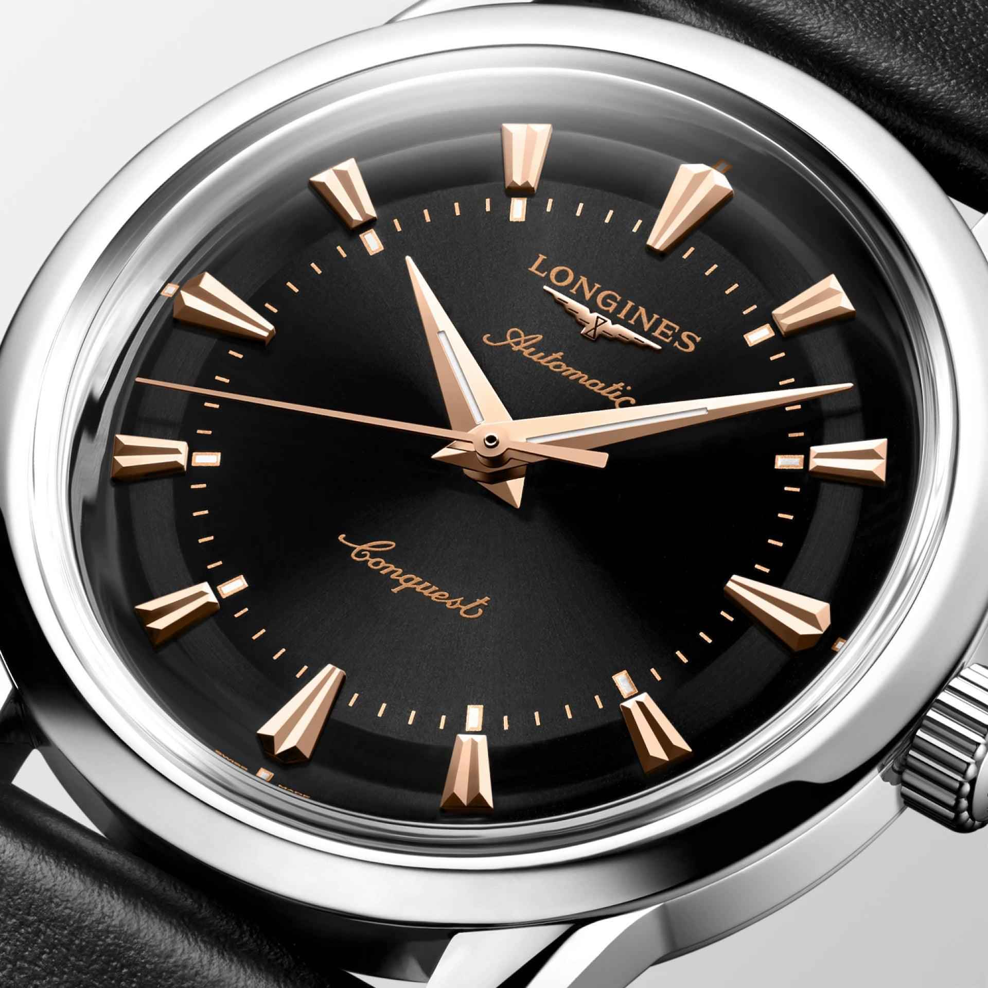 Primo piano: quadrante nero con indici e lancette dorati, logo Longines e Automatique