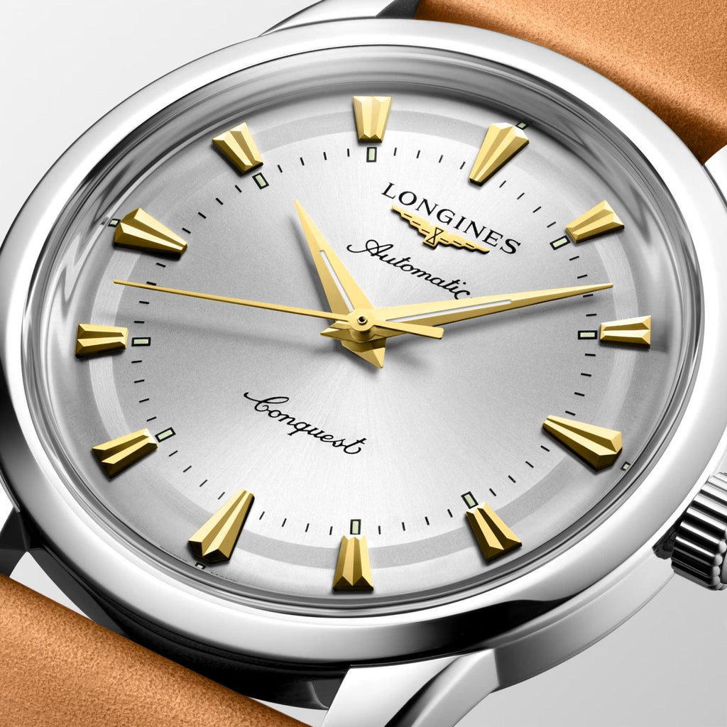 Orologio automatico argento con quadrante chiaro e indici dorati, cassa d’acciaio