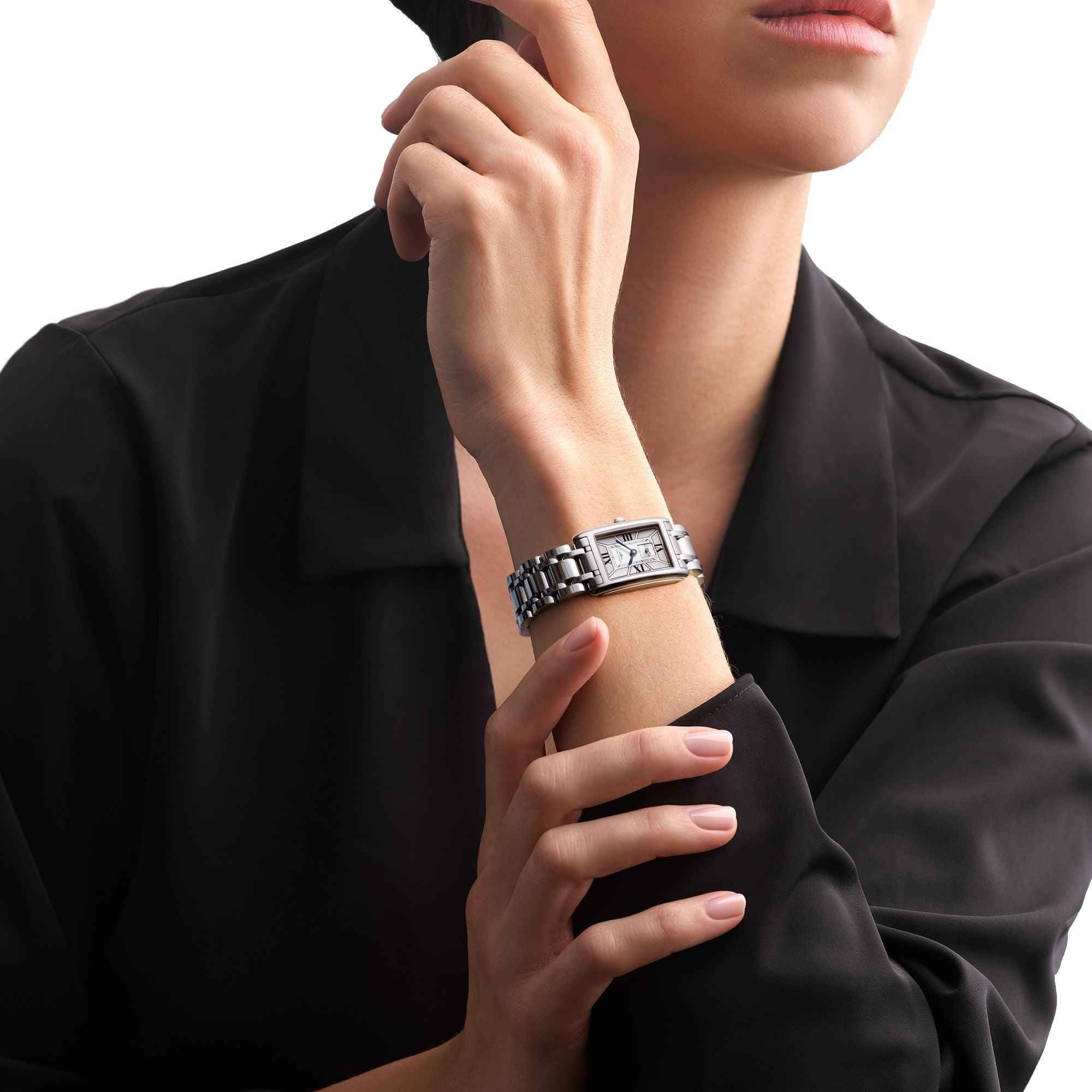 Orologio Longines al polso con bracciale in maglia d’acciaio e quadrante blu rettangolare