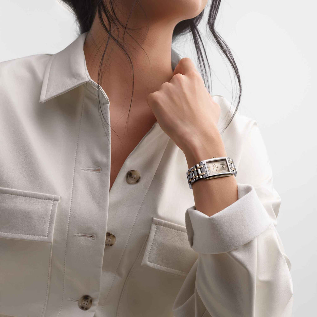 Orologio al polso con bracciale a maglia in acciaio oro rosa e quadrante rettangolare