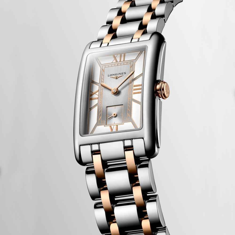 Orologio rettangolare con quadrante chiaro, indici oro rosa, bracciale bicolore
