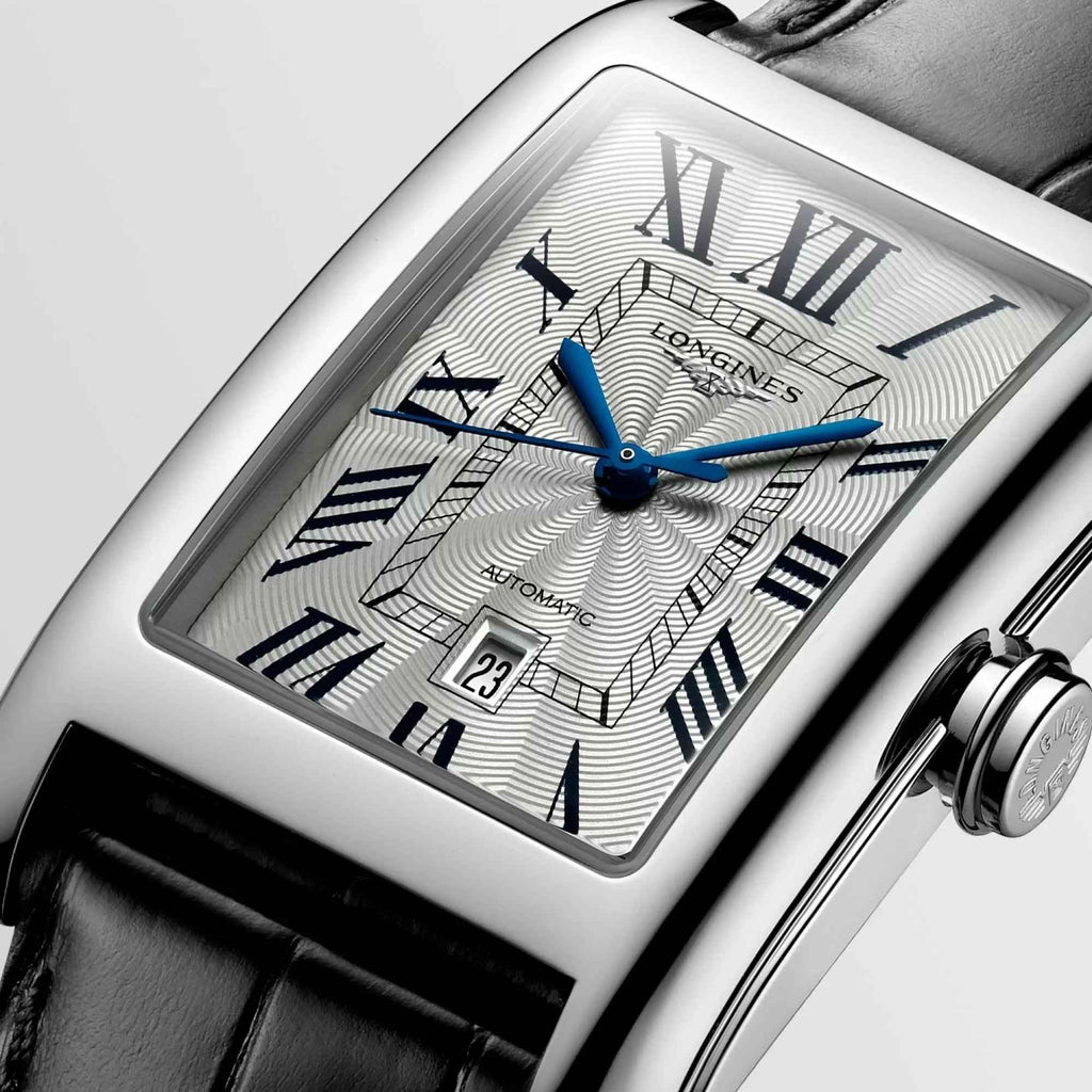 Orologio con quadrante argento lavorato, numeri romani blu e lancette blu
