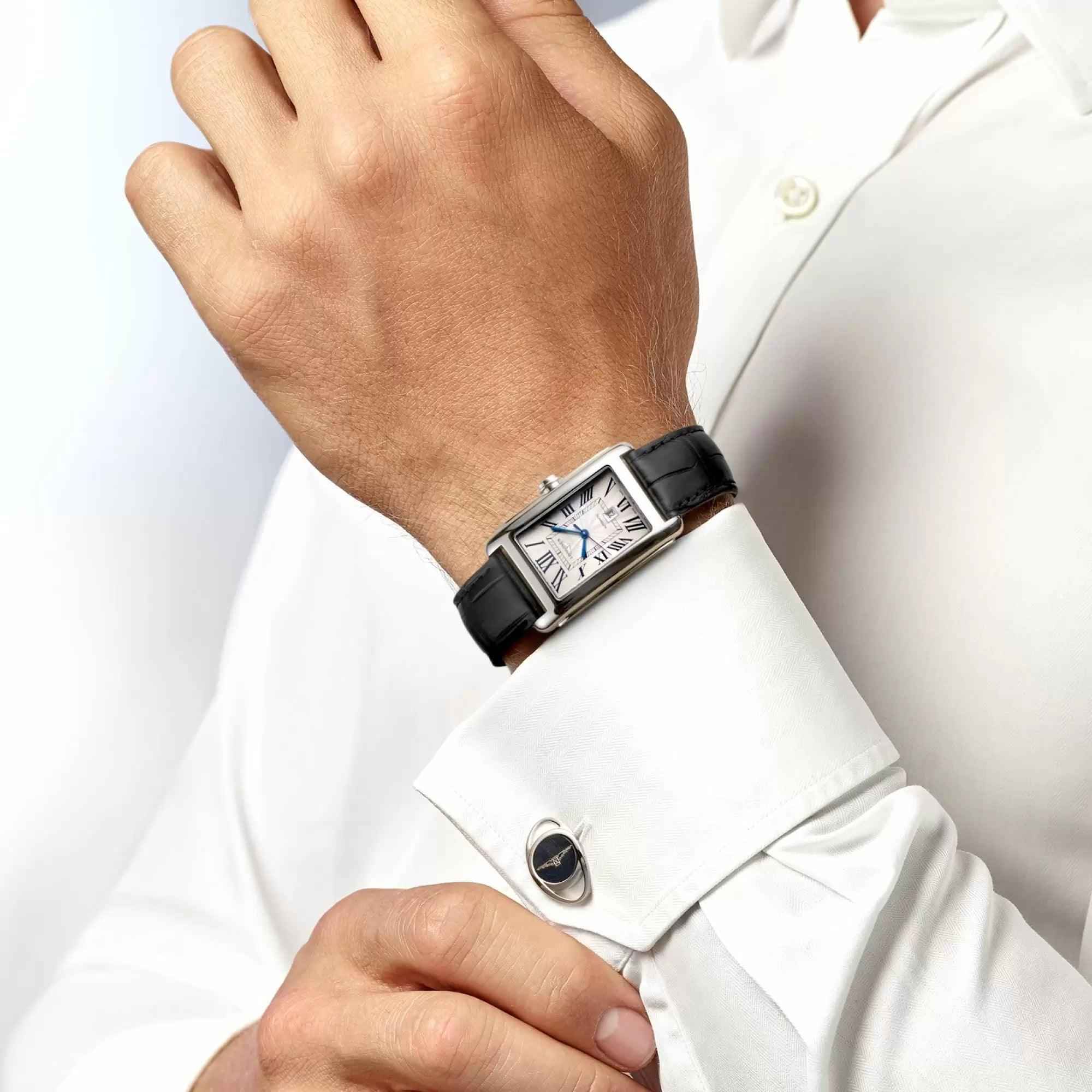 Orologio DolceVita argento con cinturino nero in pelle, indossato al polso