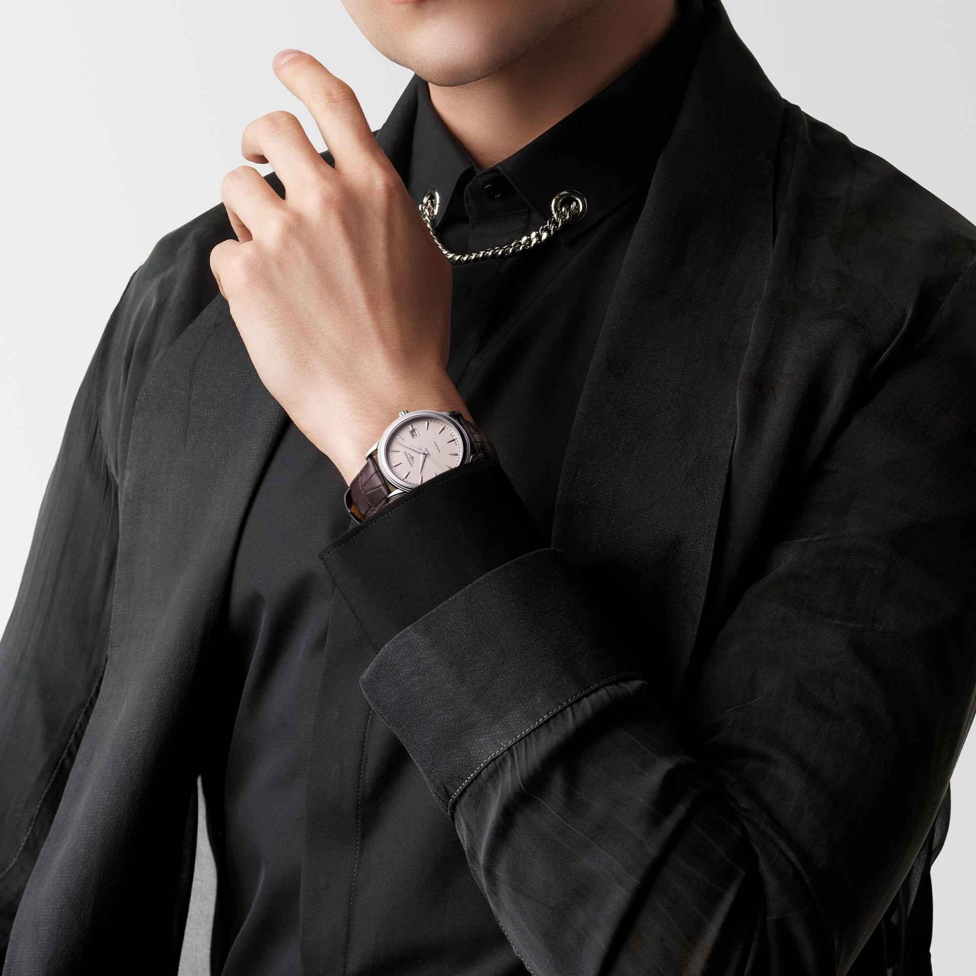 Orologio Longines al polso con quadrante beige e cinturino alligatore marrone