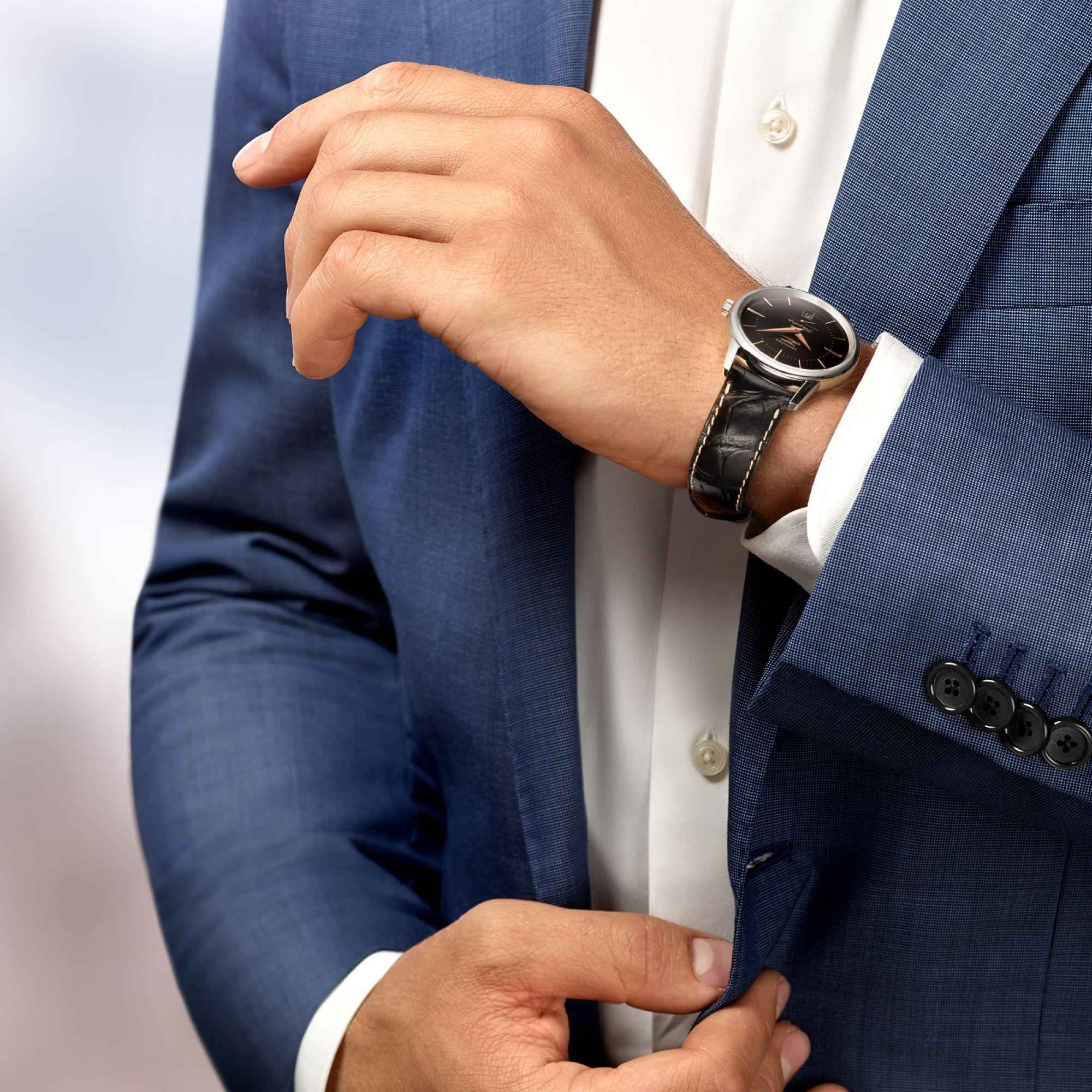 Orologio Longines al polso con cinturino in pelle nera e quadrante nero