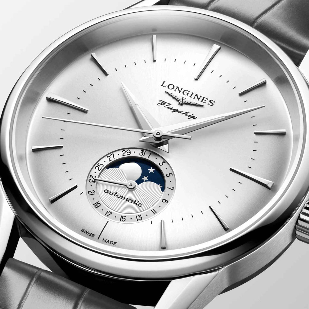 Orologio Longines Flagship Heritage: quadrante argento, lunazione e lancette in primo piano