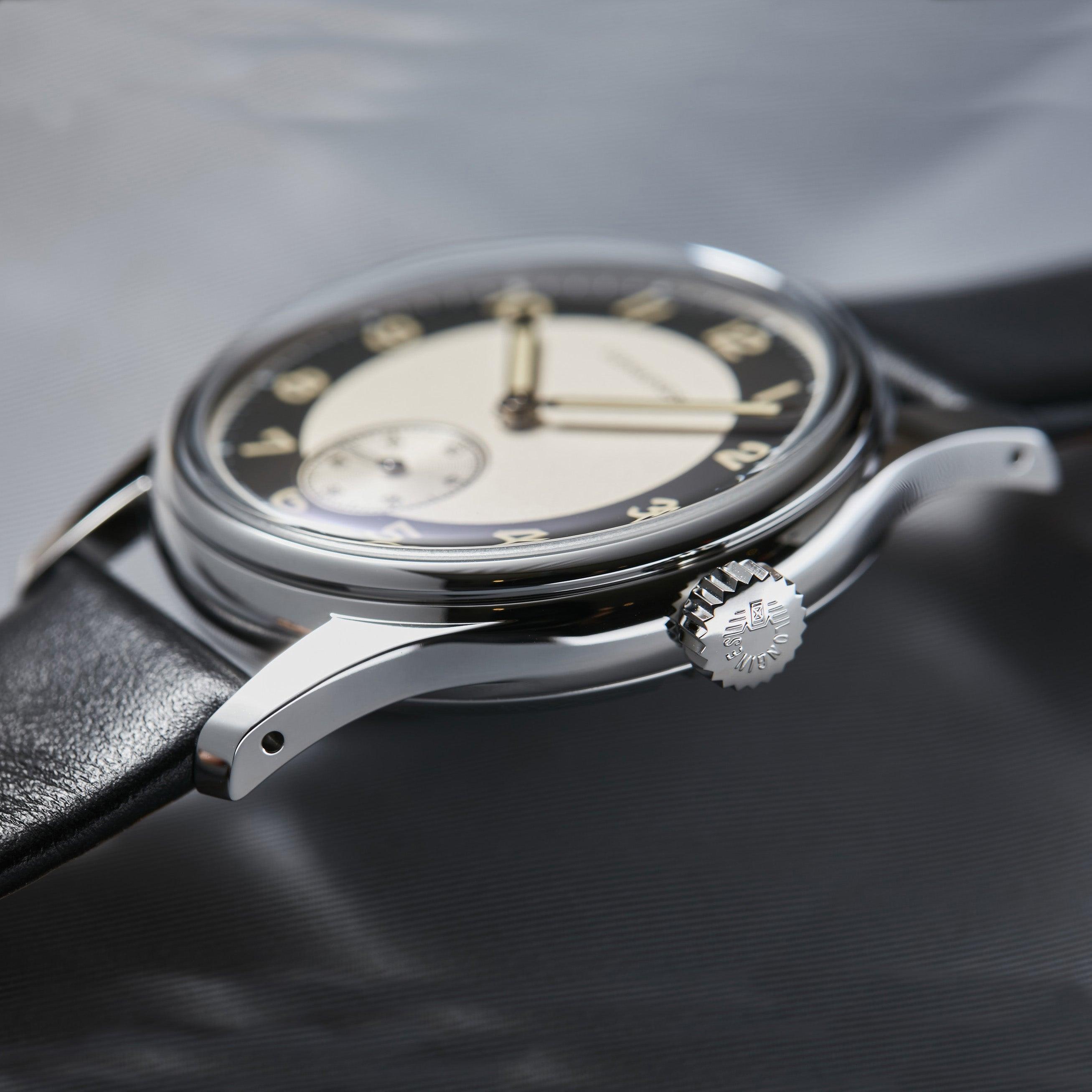 Orologio Longines automatico: cassa in acciaio, corona e quadrante nero con subdial su cinturino nero