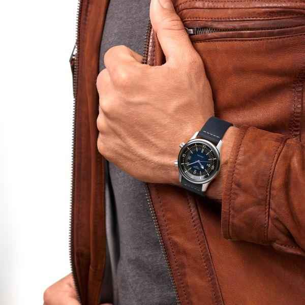 Orologio subacqueo al polso: cinturino blu, quadrante blu e cassa in acciaio