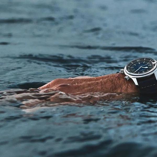 Orologio subacqueo con cinturino scuro e lunetta d’acciaio, quadrante blu scuro