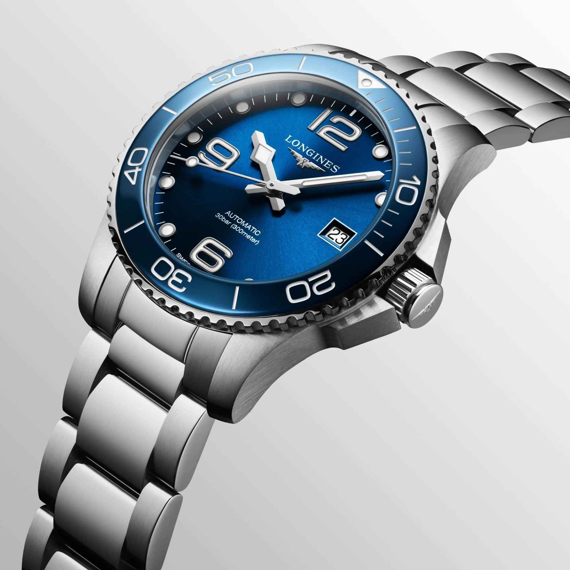 Orologio subacqueo HydroConquest con quadrante blu e cinturino in acciaio