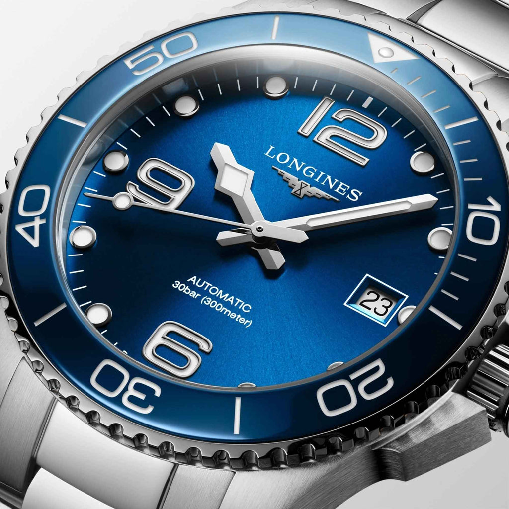 Orologio HydroConquest con quadrante blu, indici bianchi e datario 23