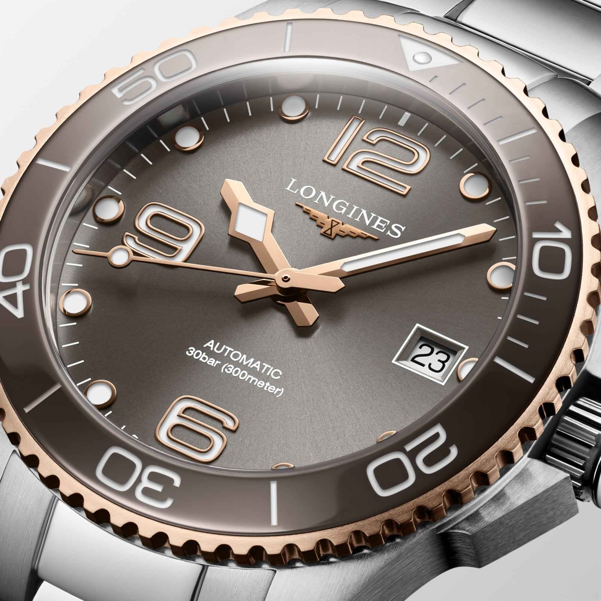 Orologio automatico con quadrante grigio, data al 23 e lancette oro giallo