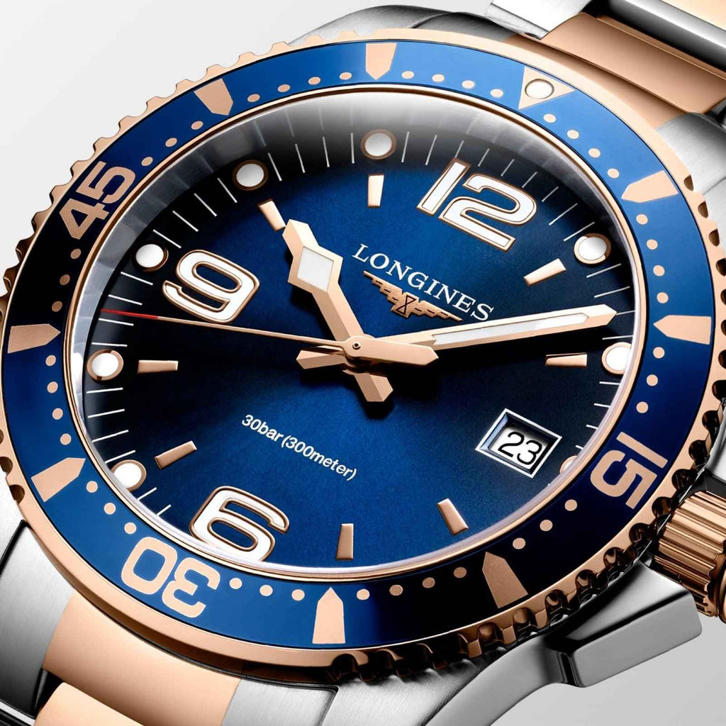 Orologio con quadrante blu e lunetta nera, indici dorati, datario alle 3