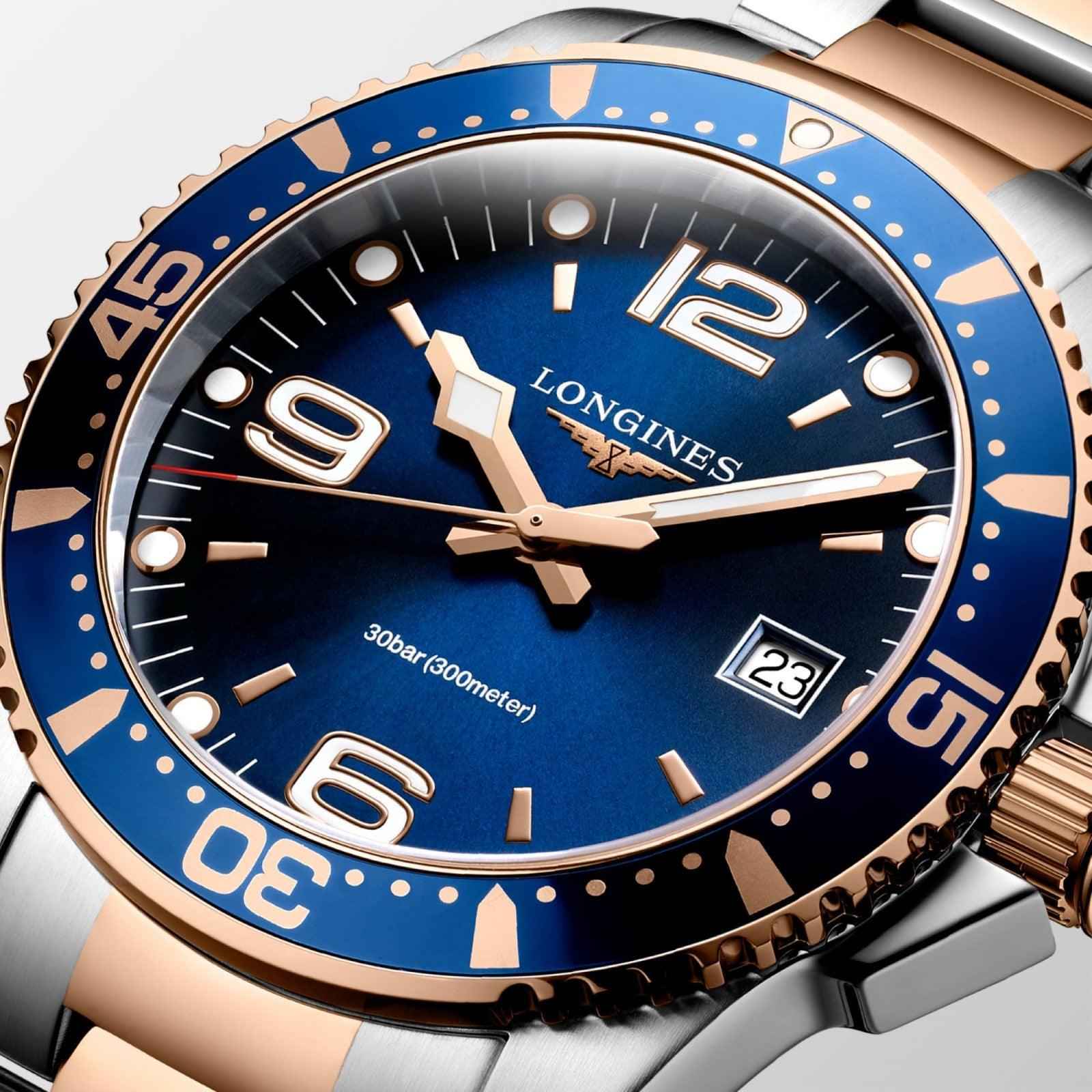Orologio con quadrante blu e lunetta nera, indici dorati, datario alle 3