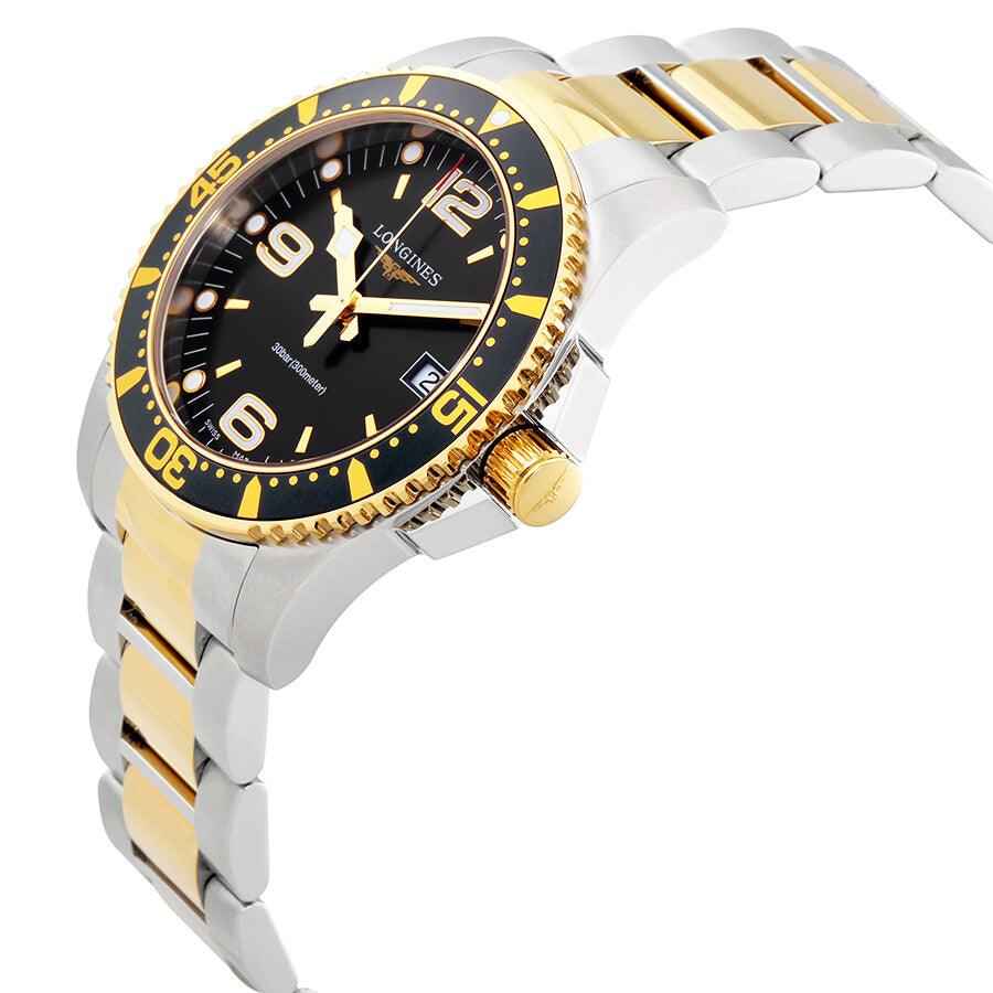 Orologio subacqueo bicolore con corona e quadrante nero su bracciale d’acciaio oro.