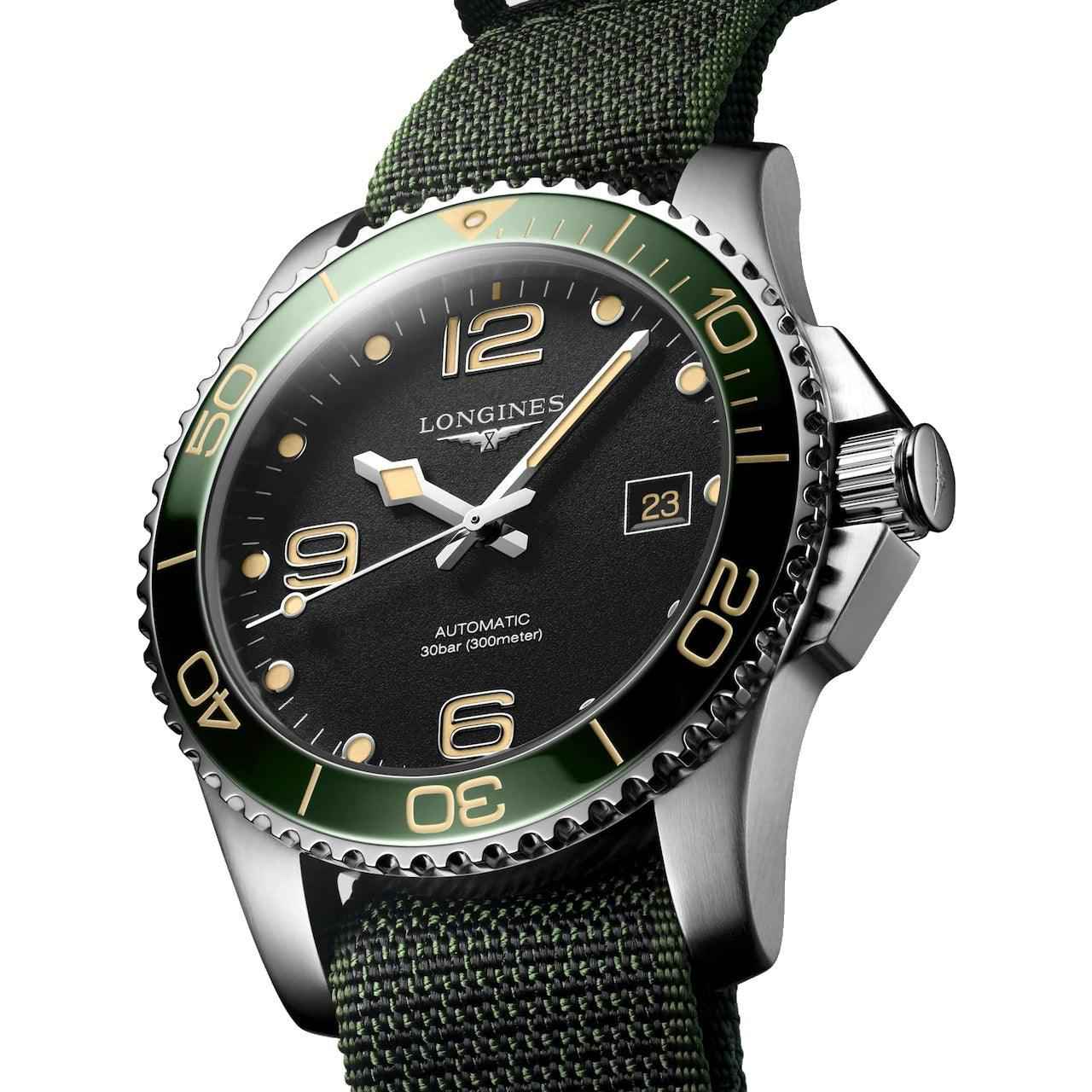 Orologio HydroConquest nero, quadrante con indici oro, ghiera verde, cinturino tessuto verde