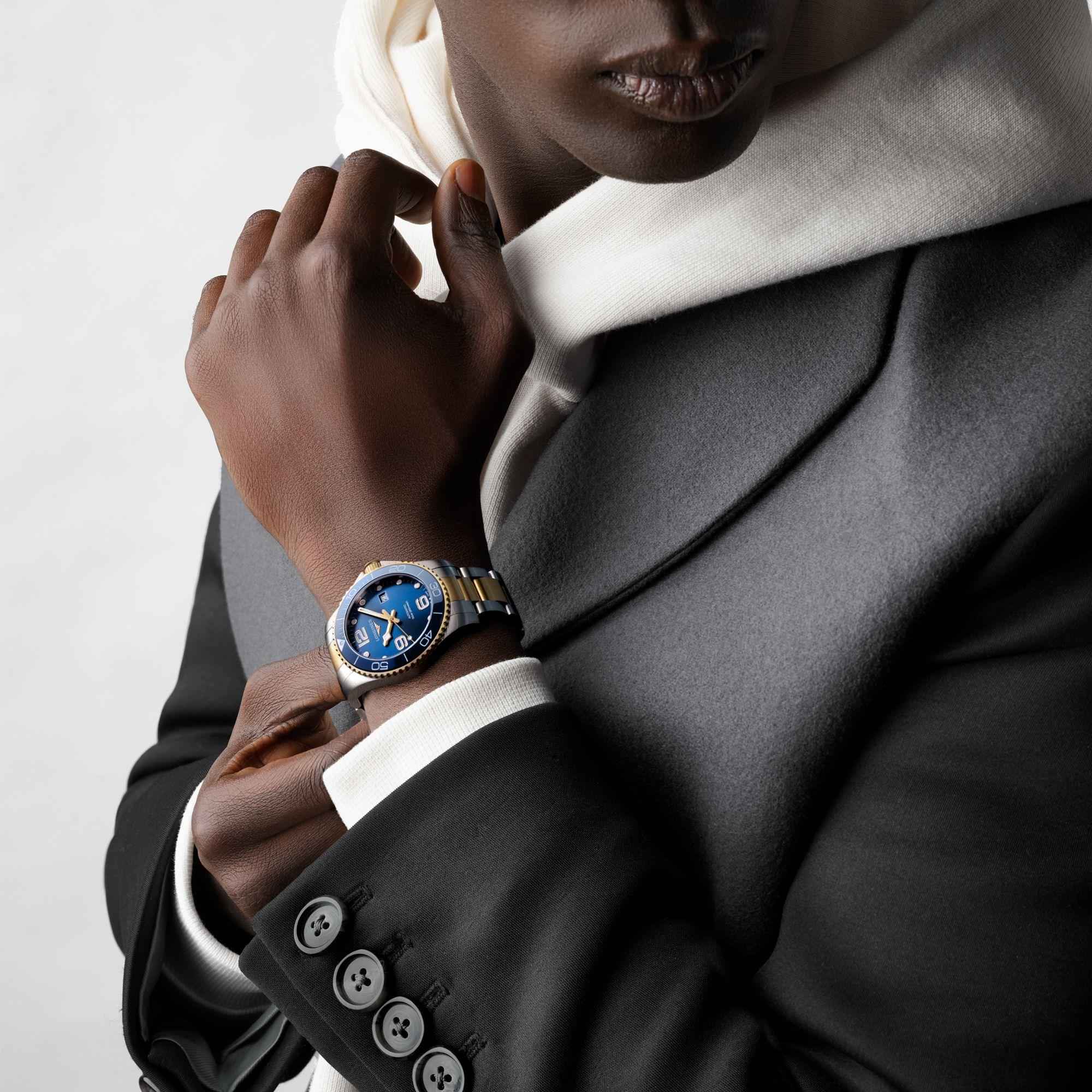 Orologio Longines HydroConquest al polso con quadrante blu e cinturino bicolore