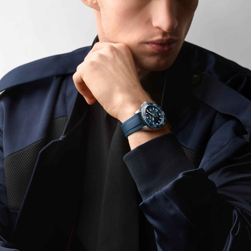 Orologio Longines Hydroconquest GMT blu sul polso, cinturino in gomma e quadrante scuro