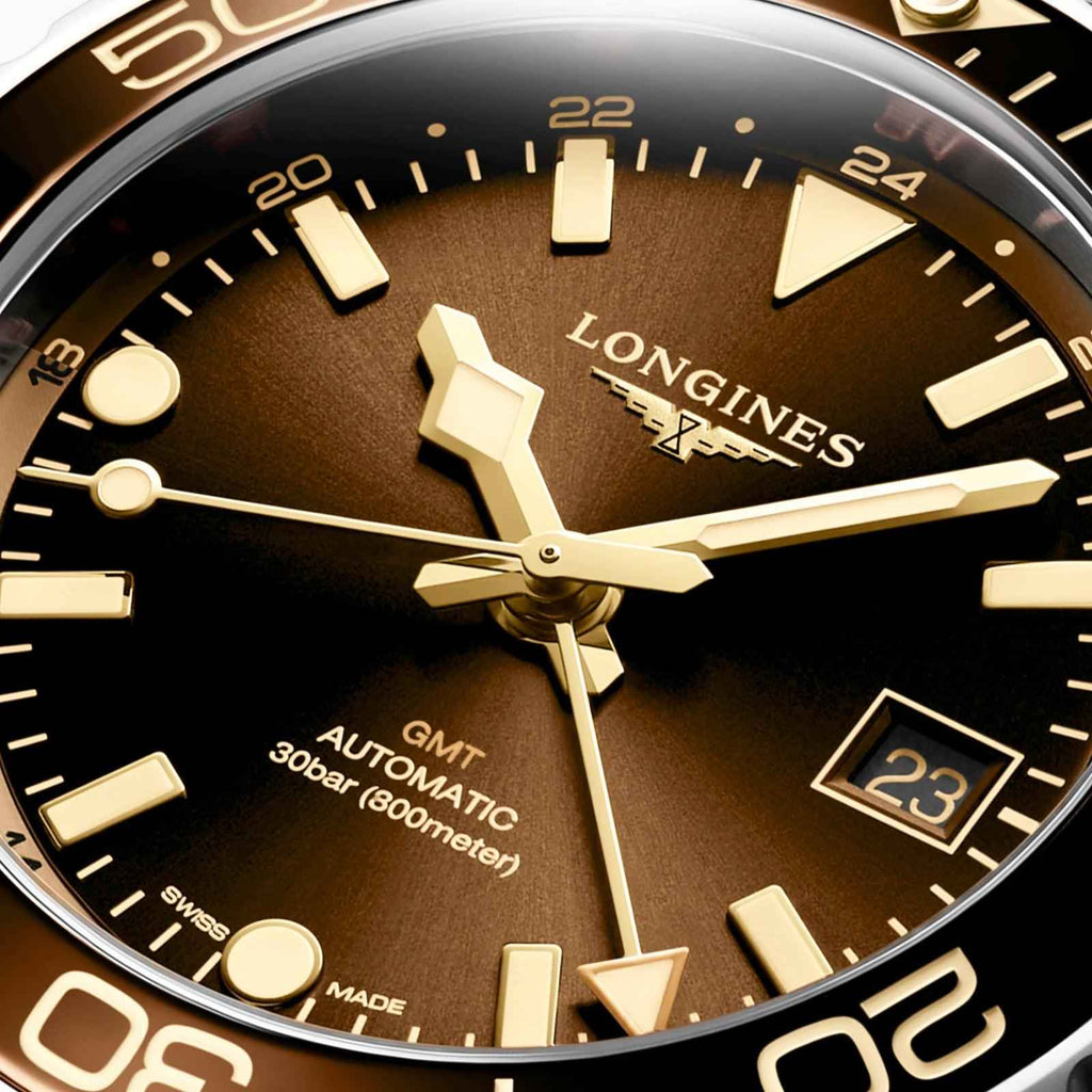 Quadrante marrone dell’orologio Hydroconquest GMT con indici dorati e datario 23