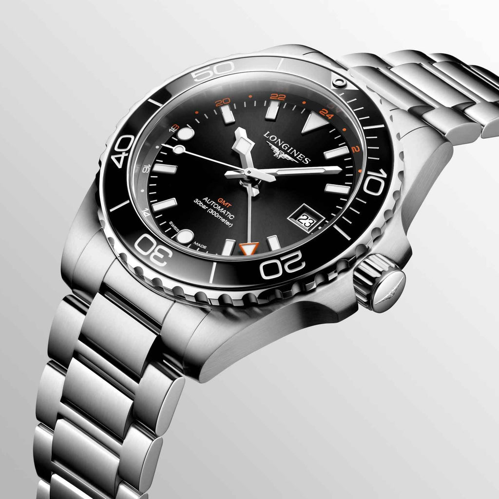 Orologio Longines Hydroconquest GMT nero con cassa e bracciale in acciaio, dettaglio quadrante
