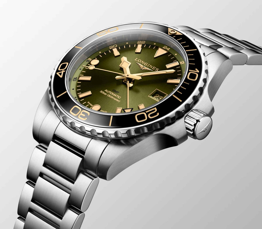 Orologio Hydroconquest GMT con lunetta nera, quadrante verde e bracciale d’acciaio