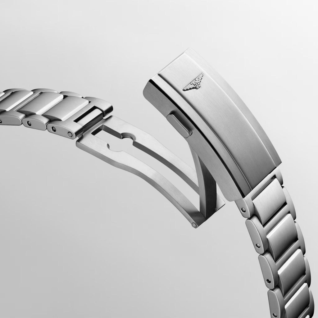Chiusura e maglie del bracciale in acciaio dell’orologio Longines, profilo compatto
